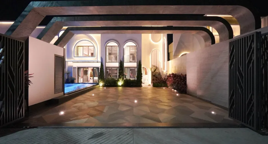 For sale 8 bedrooms villa in East Pattaya, Pattaya
