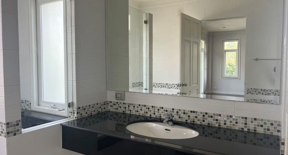 For sale 3 bedrooms house in Mueang Samut Sakhon, Samut Sakhon