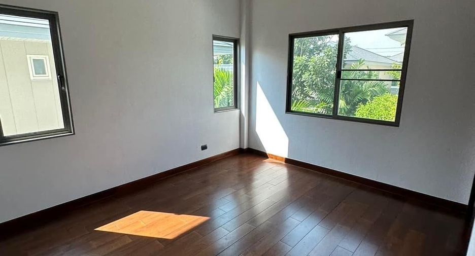 For sale 5 bedrooms house in Mueang Nonthaburi, Nonthaburi