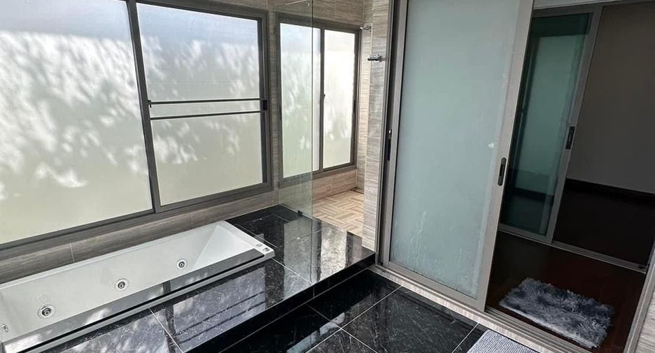 For sale 5 bedrooms house in Mueang Nonthaburi, Nonthaburi