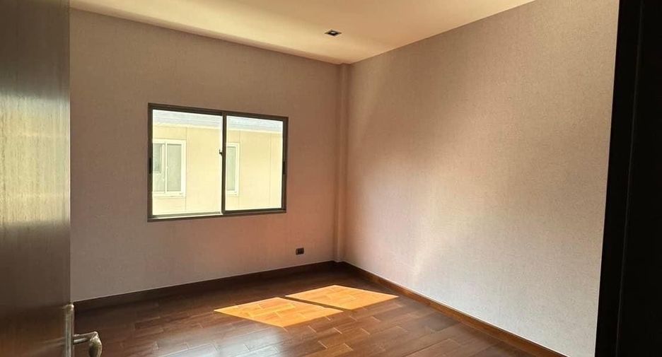 For sale 5 bedrooms house in Mueang Nonthaburi, Nonthaburi