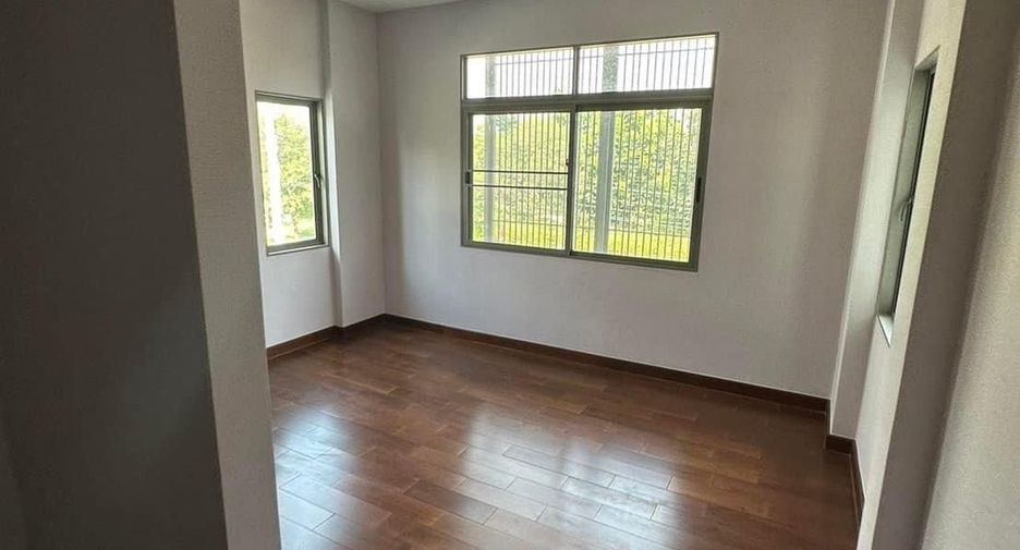 For sale 5 bedrooms house in Mueang Nonthaburi, Nonthaburi