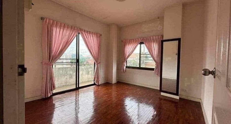 For sale 2 bedrooms townhouse in Hang Dong, Chiang Mai