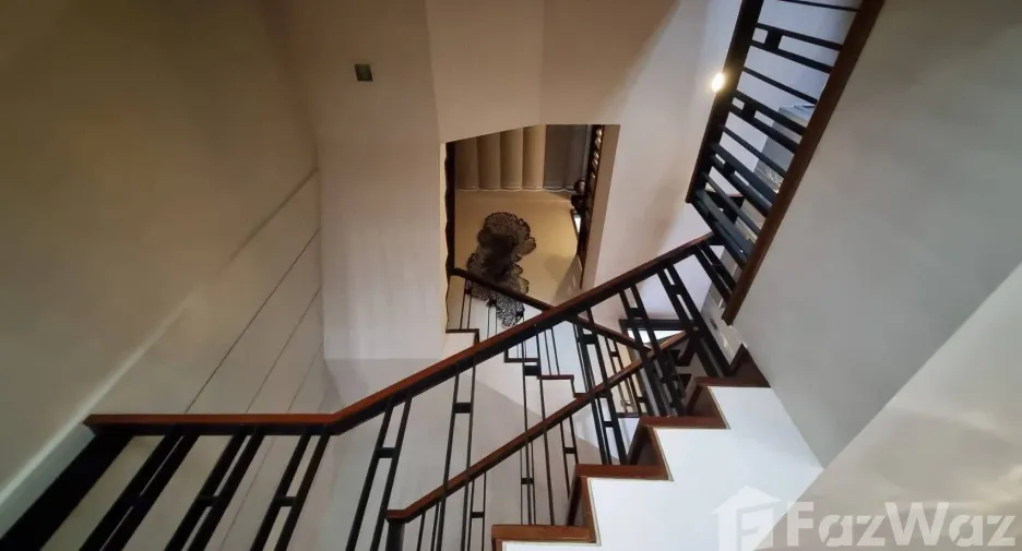 For rent 4 bedrooms house in Watthana, Bangkok