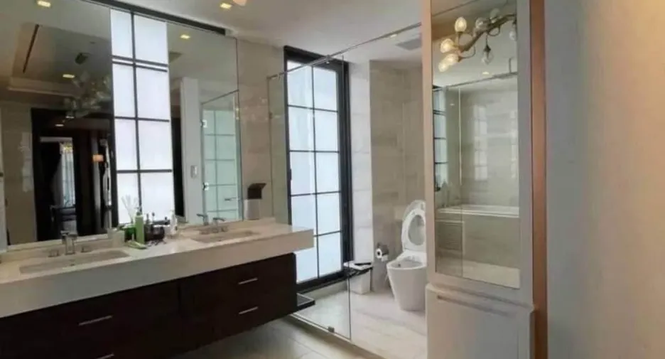 For rent 4 bedrooms house in Watthana, Bangkok