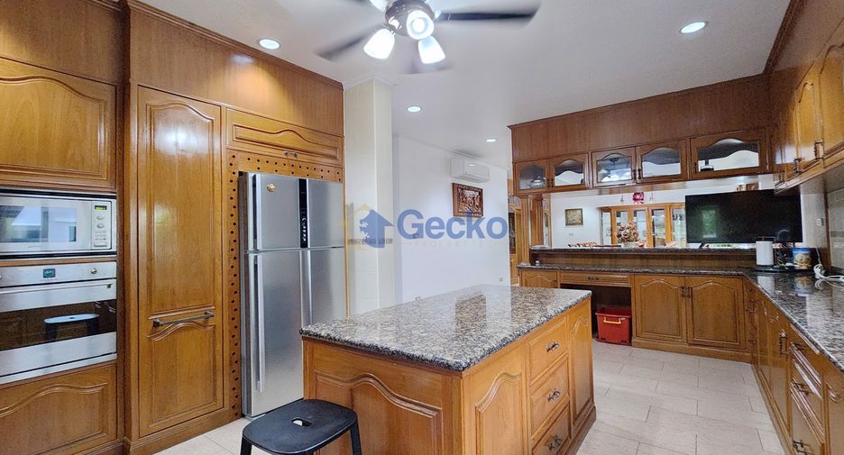 For sale 4 bedrooms house in East Pattaya, Pattaya