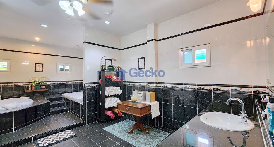 For sale 4 bedrooms house in East Pattaya, Pattaya