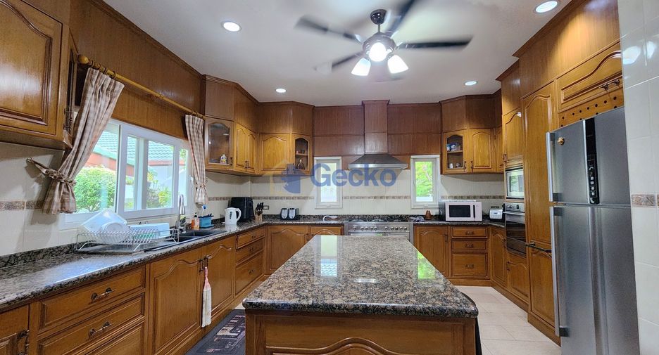 For sale 4 bedrooms house in East Pattaya, Pattaya
