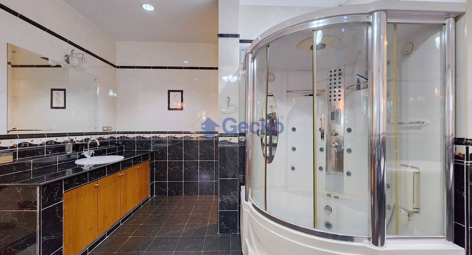 For sale 4 bedrooms house in East Pattaya, Pattaya