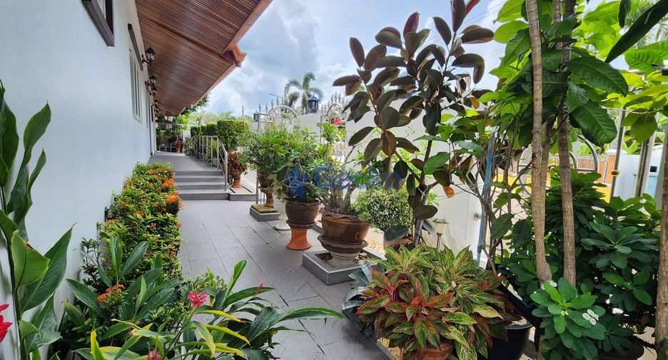 For sale 4 bedrooms house in East Pattaya, Pattaya