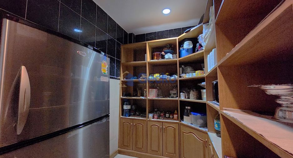 For sale 4 bedrooms house in East Pattaya, Pattaya