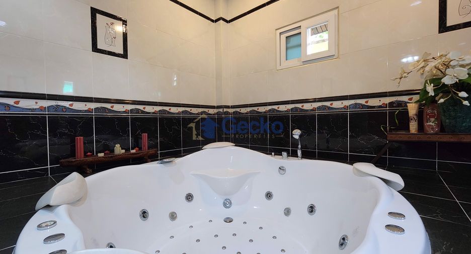 For sale 4 bedrooms house in East Pattaya, Pattaya