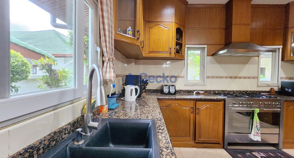For sale 4 bedrooms house in East Pattaya, Pattaya