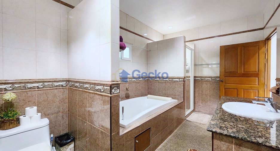 For sale 4 bedrooms house in East Pattaya, Pattaya