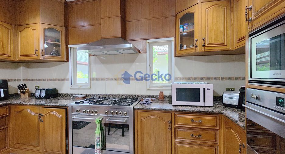 For sale 4 bedrooms house in East Pattaya, Pattaya