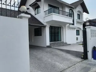 For sale and for rent 3 bedrooms house in Huai Khwang, Bangkok