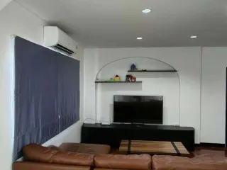 For sale and for rent 3 bedrooms house in Huai Khwang, Bangkok