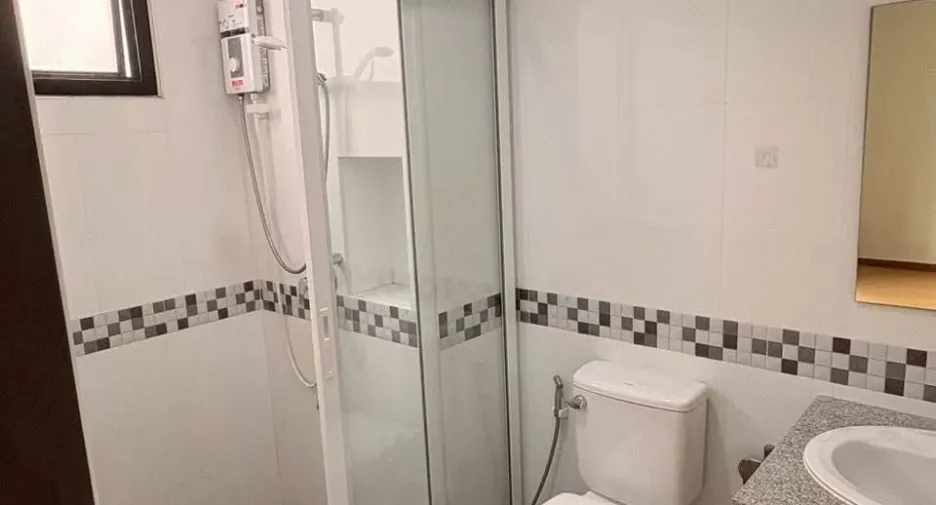 For rent 4 bedrooms townhouse in Phra Khanong, Bangkok
