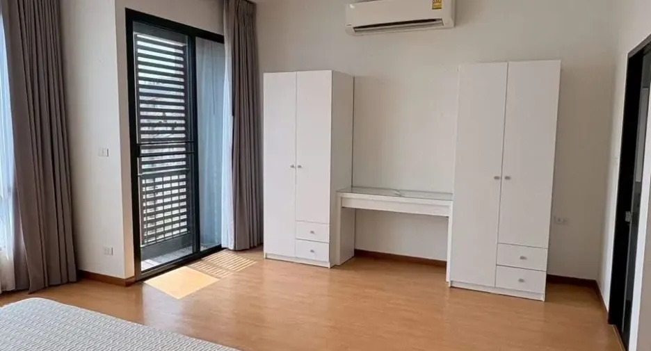 For rent 4 bedrooms townhouse in Phra Khanong, Bangkok