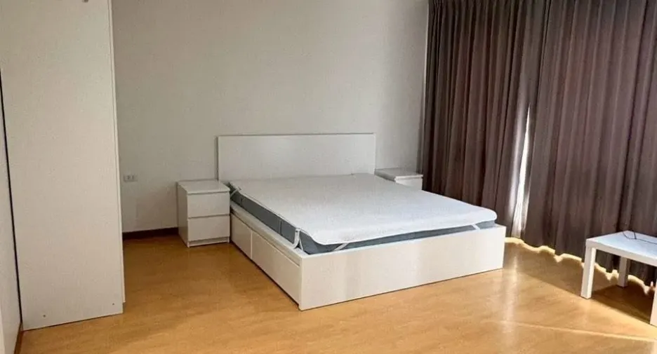 For rent 4 bedrooms townhouse in Phra Khanong, Bangkok