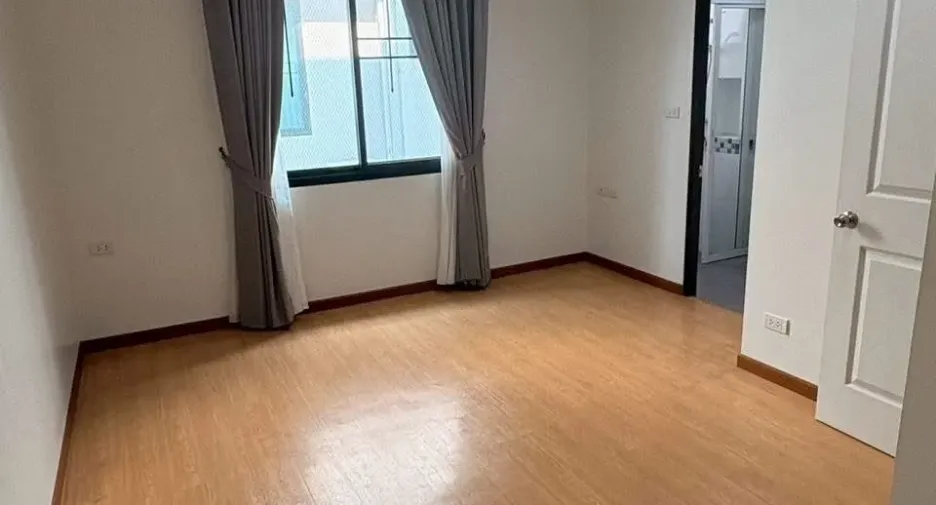 For rent 4 bedrooms townhouse in Phra Khanong, Bangkok
