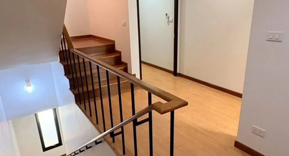 For rent 4 bedrooms townhouse in Phra Khanong, Bangkok