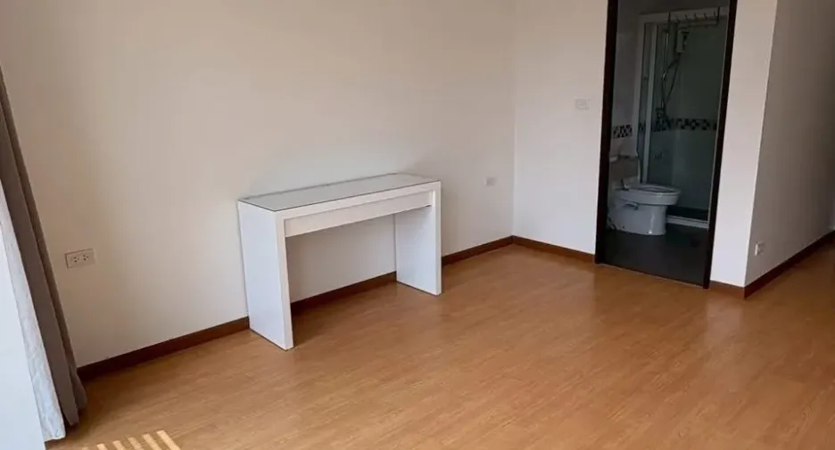 For rent 4 bedrooms townhouse in Phra Khanong, Bangkok