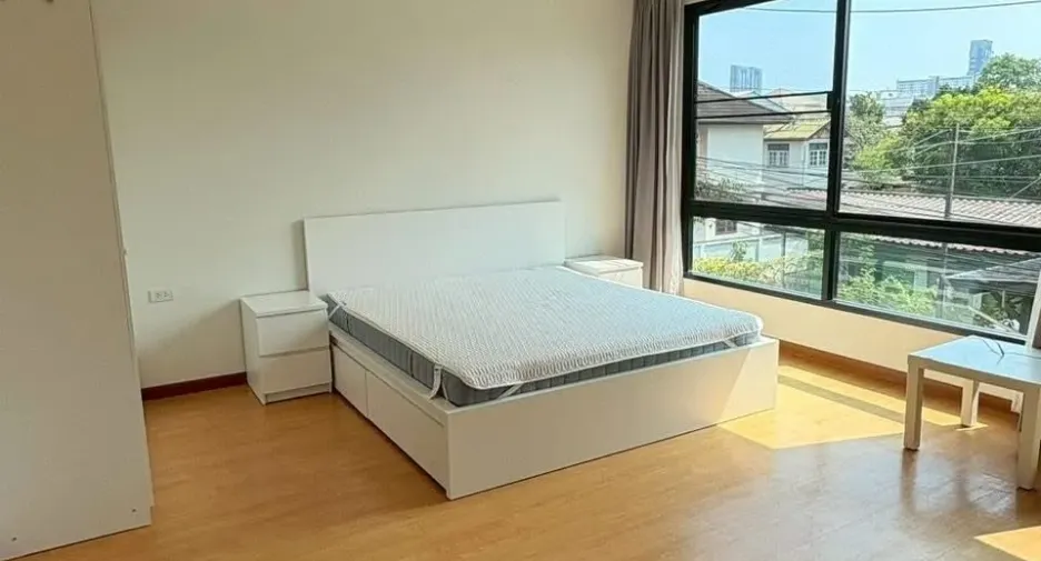 For rent 4 bedrooms townhouse in Phra Khanong, Bangkok