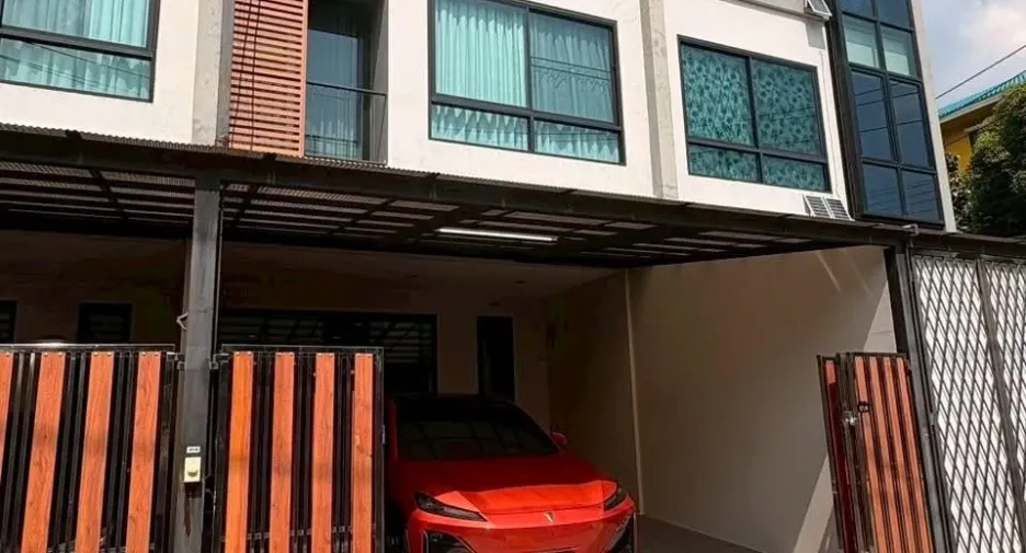 For rent 4 bedrooms townhouse in Phra Khanong, Bangkok