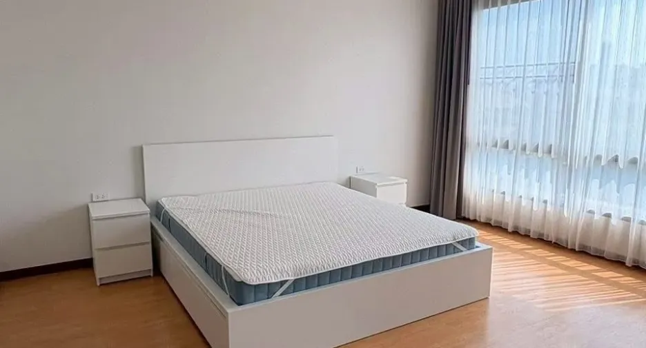 For rent 4 bedrooms townhouse in Phra Khanong, Bangkok