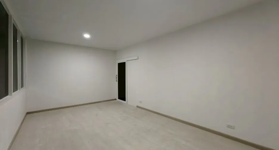 For rent warehouse in Phra Khanong, Bangkok