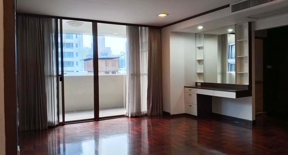 For rent 4 bedrooms apartment in Khlong Toei, Bangkok