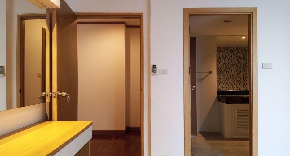 For rent 4 bedrooms apartment in Khlong Toei, Bangkok