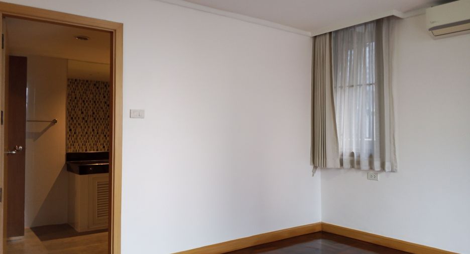 For rent 4 bedrooms apartment in Khlong Toei, Bangkok