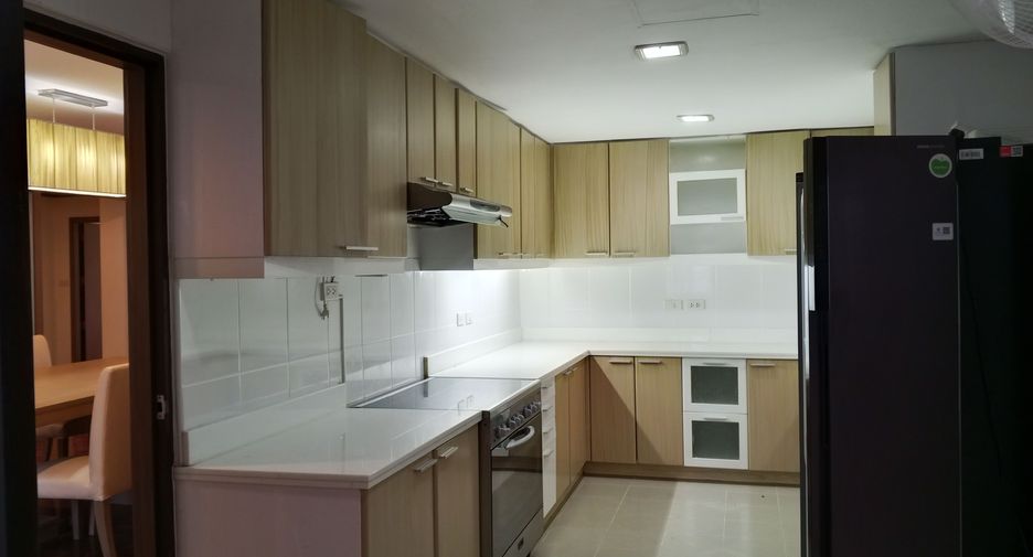 For rent 4 bedrooms apartment in Khlong Toei, Bangkok