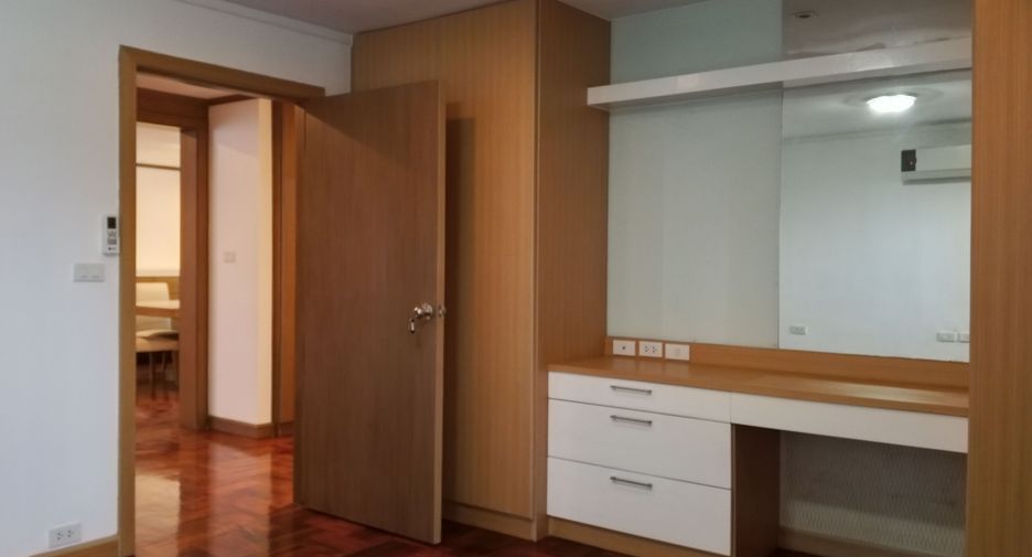 For rent 4 bedrooms apartment in Khlong Toei, Bangkok