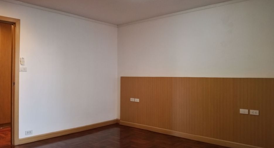 For rent 4 bedrooms apartment in Khlong Toei, Bangkok