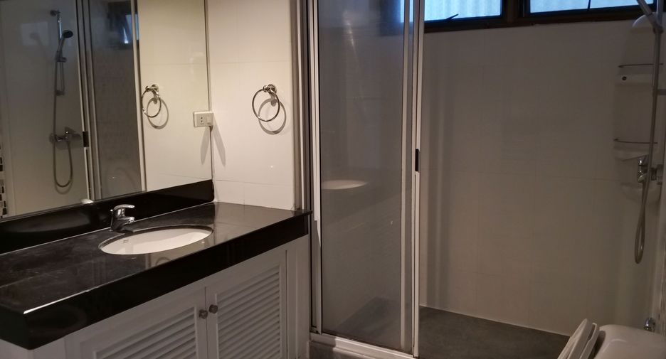 For rent 4 bedrooms apartment in Khlong Toei, Bangkok