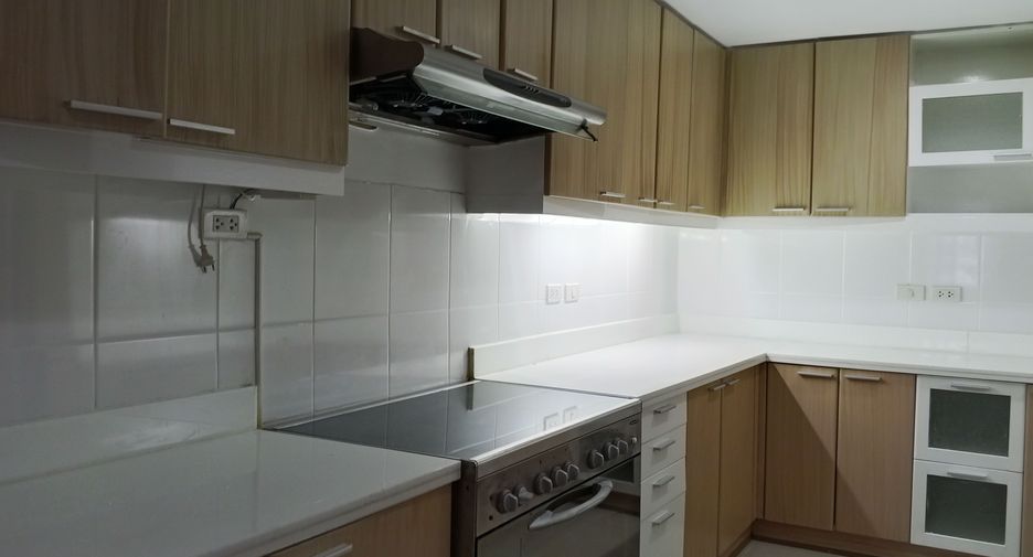 For rent 4 bedrooms apartment in Khlong Toei, Bangkok