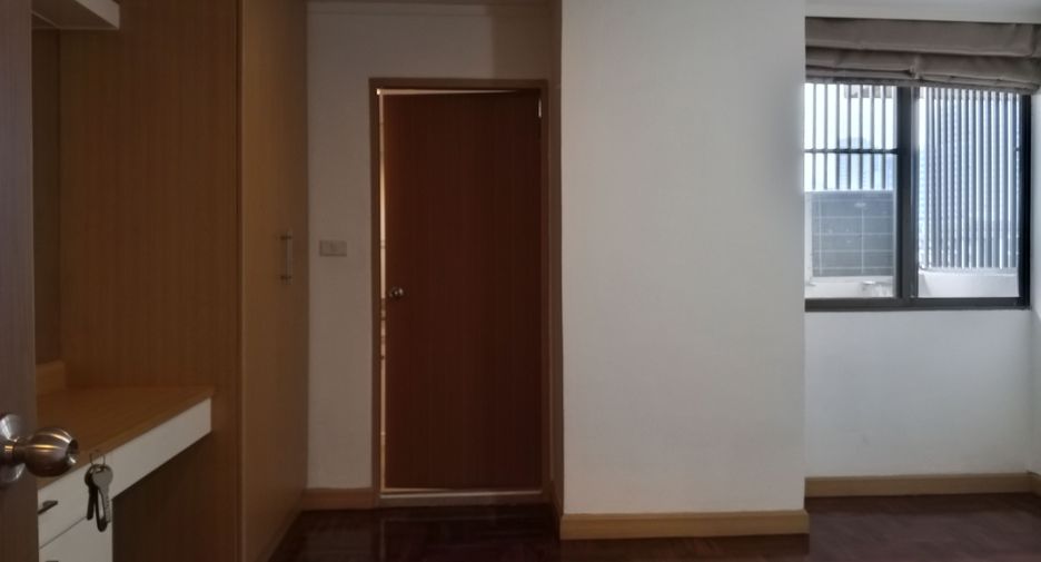 For rent 4 bedrooms apartment in Khlong Toei, Bangkok