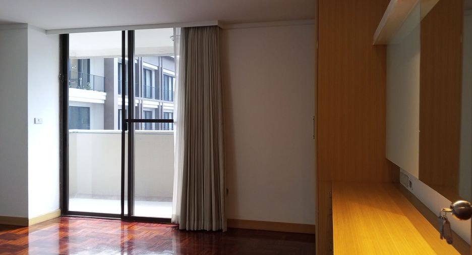 For rent 4 bedrooms apartment in Khlong Toei, Bangkok