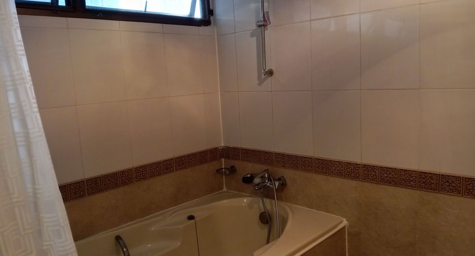 For rent 4 bedrooms apartment in Khlong Toei, Bangkok
