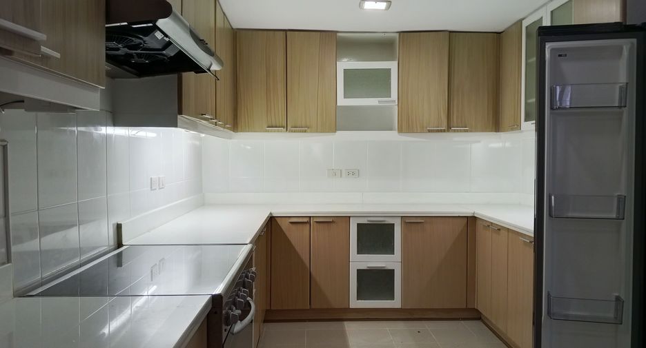 For rent 4 bedrooms apartment in Khlong Toei, Bangkok