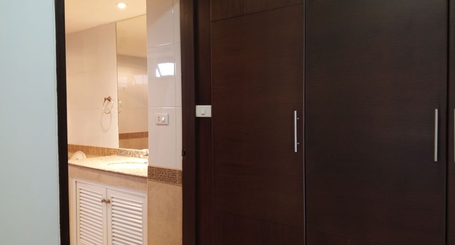 For rent 4 bedrooms apartment in Khlong Toei, Bangkok