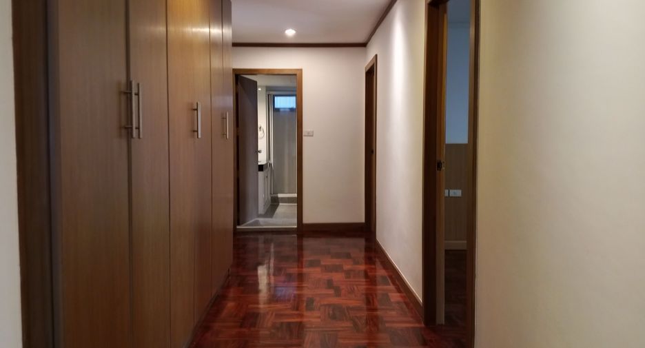 For rent 4 bedrooms apartment in Khlong Toei, Bangkok