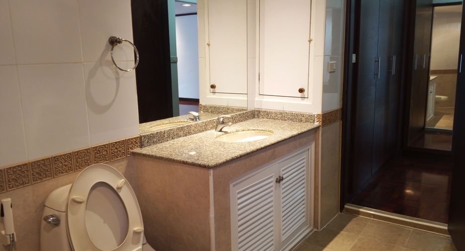 For rent 4 bedrooms apartment in Khlong Toei, Bangkok