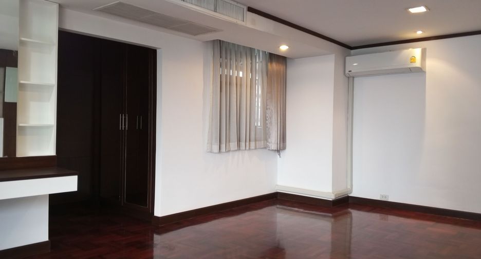 For rent 4 bedrooms apartment in Khlong Toei, Bangkok
