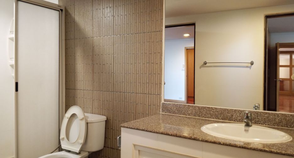 For rent 4 bedrooms apartment in Khlong Toei, Bangkok
