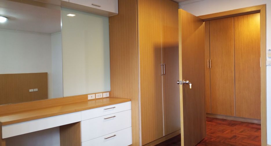 For rent 4 bedrooms apartment in Khlong Toei, Bangkok
