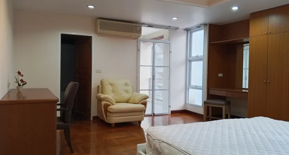For rent 3 bedrooms condo in Khlong Toei, Bangkok